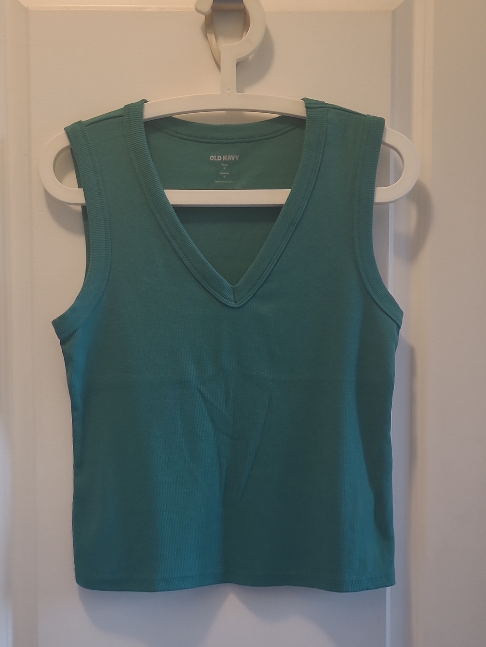Old Navy Women’s Green V-Neck Tank Semi Crop Top.